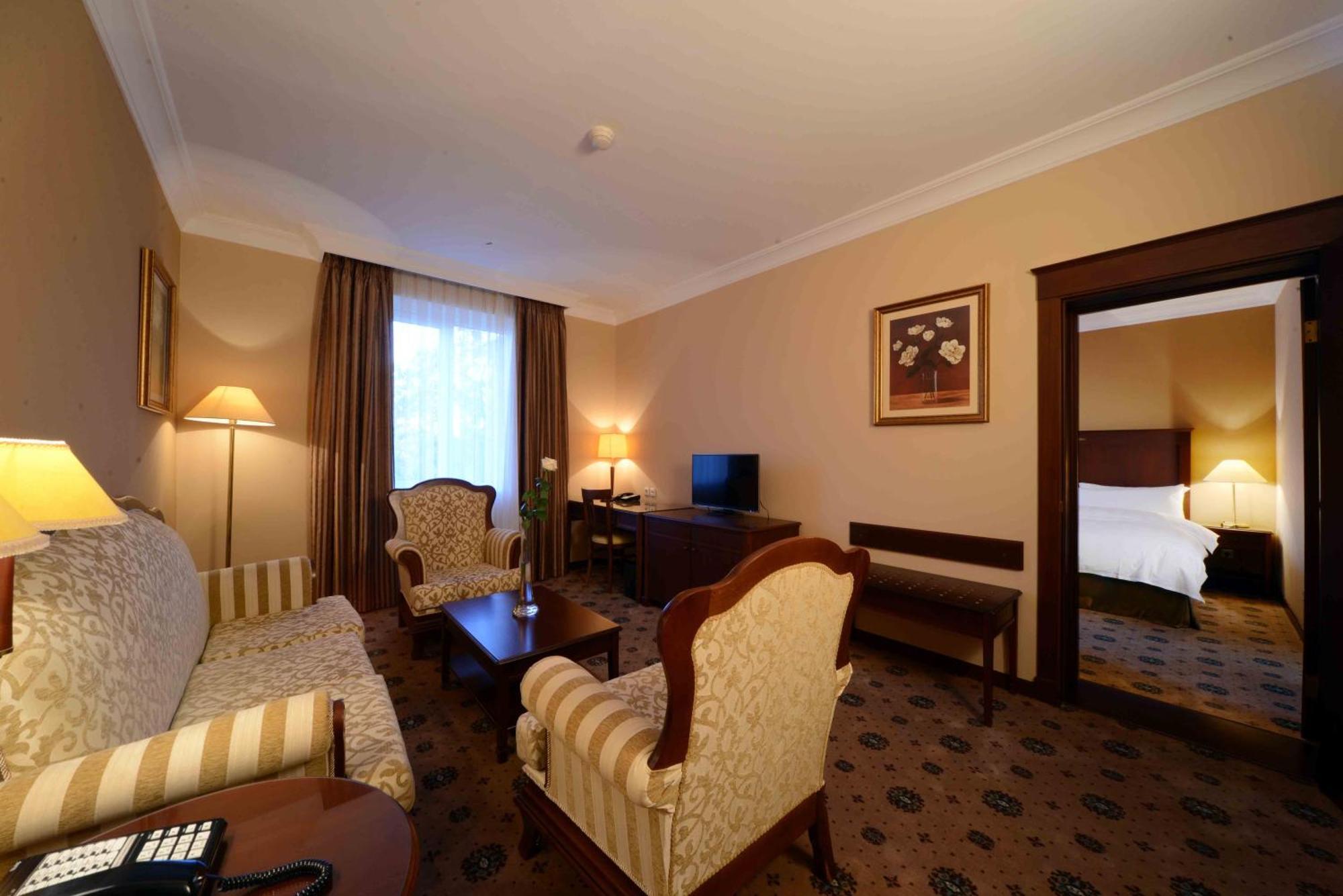 Lotte City Hotels Tashkent Palace Rum bild